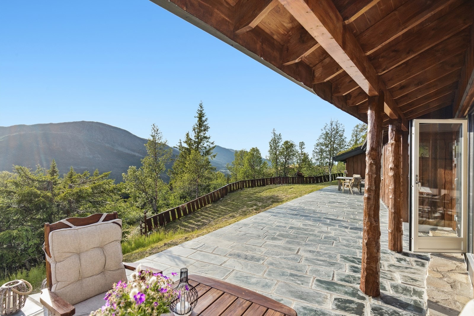 Det er kun ca. 18 min kjøring til Eggedal med matbutikk og vinmonopol. Det er ca. 37 min til Nesbyen for flere servicetjenester og ca. 55 min til Norefjell der det er større alpinanlegg. Galleribilde