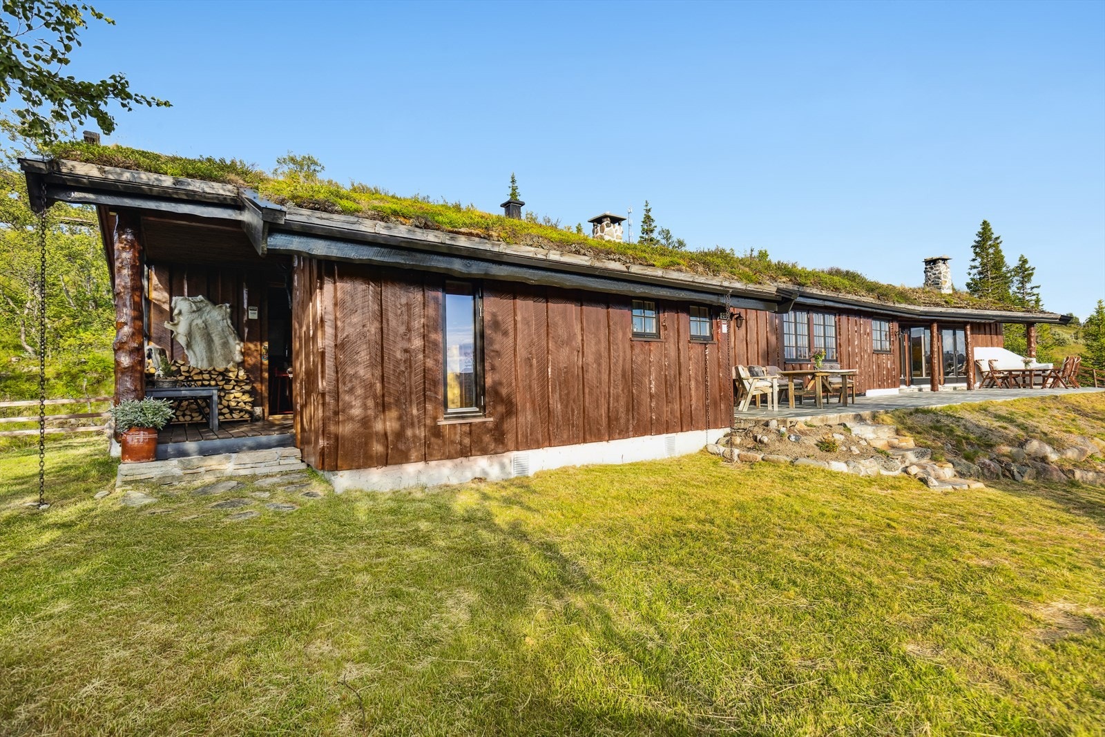 Det er kort spasertur til Haglebu Fjellstue med matservering, og arrangementer. På Haglebu feriesenter er det en liten dagligvarebutikk, som også har utleie av kanoer og små båter, samt salg av fiskekort. Galleribilde