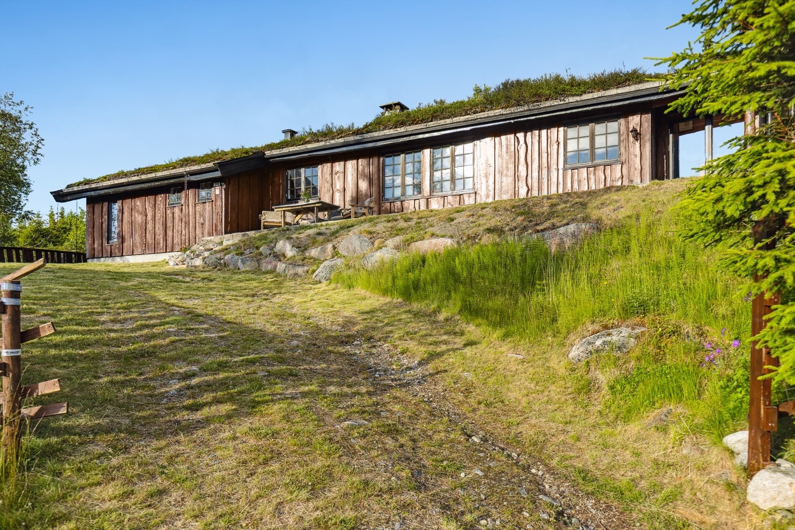 Det er gode muligheter for fisking, bading og fjellvandring på sommerstid. Galleribilde