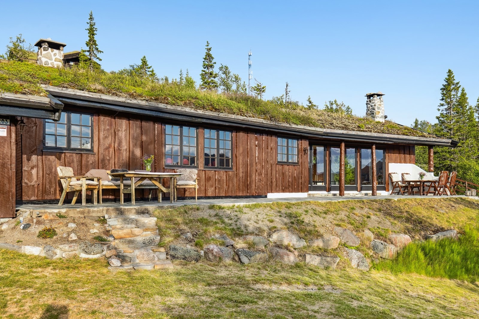 Tomten er i hovedsak naturtomt, med noe opparbeidet rundt hytta med blant annet skiferplatting og beplantning. Galleribilde