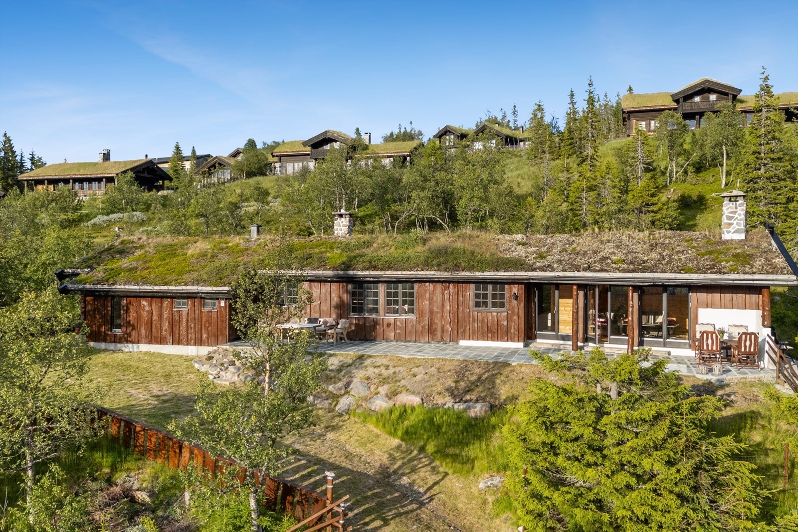 Det er kort spasertur til Haglebu Fjellstue med matservering, og arrangementer. På Haglebu feriesenter er det en liten dagligvarebutikk, som også har utleie av kanoer og små båter, samt salg av fiskekort. Galleribilde
