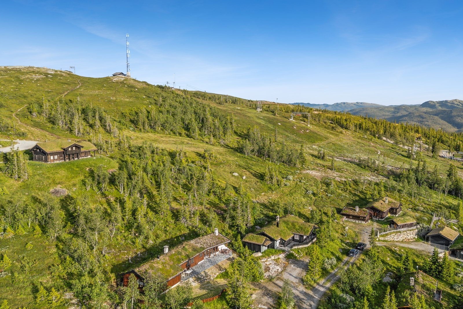Hytta ligger ca. 970 moh, med flotte turmuligheter, sommer som vinter, like utenfor døren. Eiendommen ligger nært snaufjellet med nydelige preparerte skiløyper og flott turterreng på sommerstid. Galleribilde