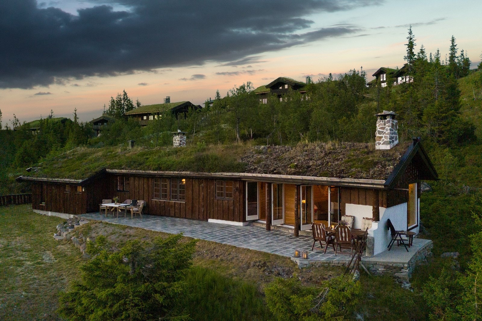 Eiendommen har ett flott uteområde med stor terrasseplatting i skifer. Galleribilde