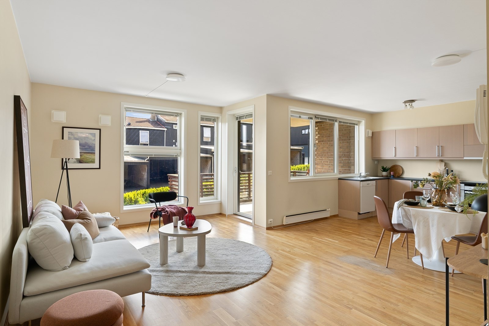 Velkommen til Kjelabrotet 3. Eiendommen presenteres av Leon Høyland i EiendomsMegler 1 Jærmegleren. Foto: Eivind Dirdal. Galleribilde