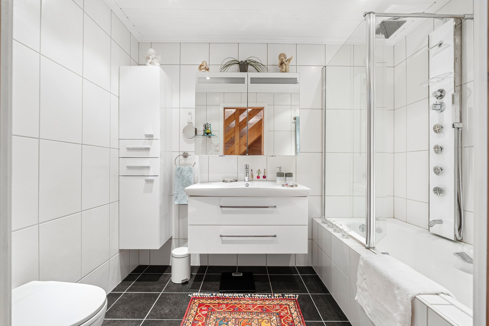 Badet ligger i sokkeletasjen og er oppgradert i 2012. Galleribilde