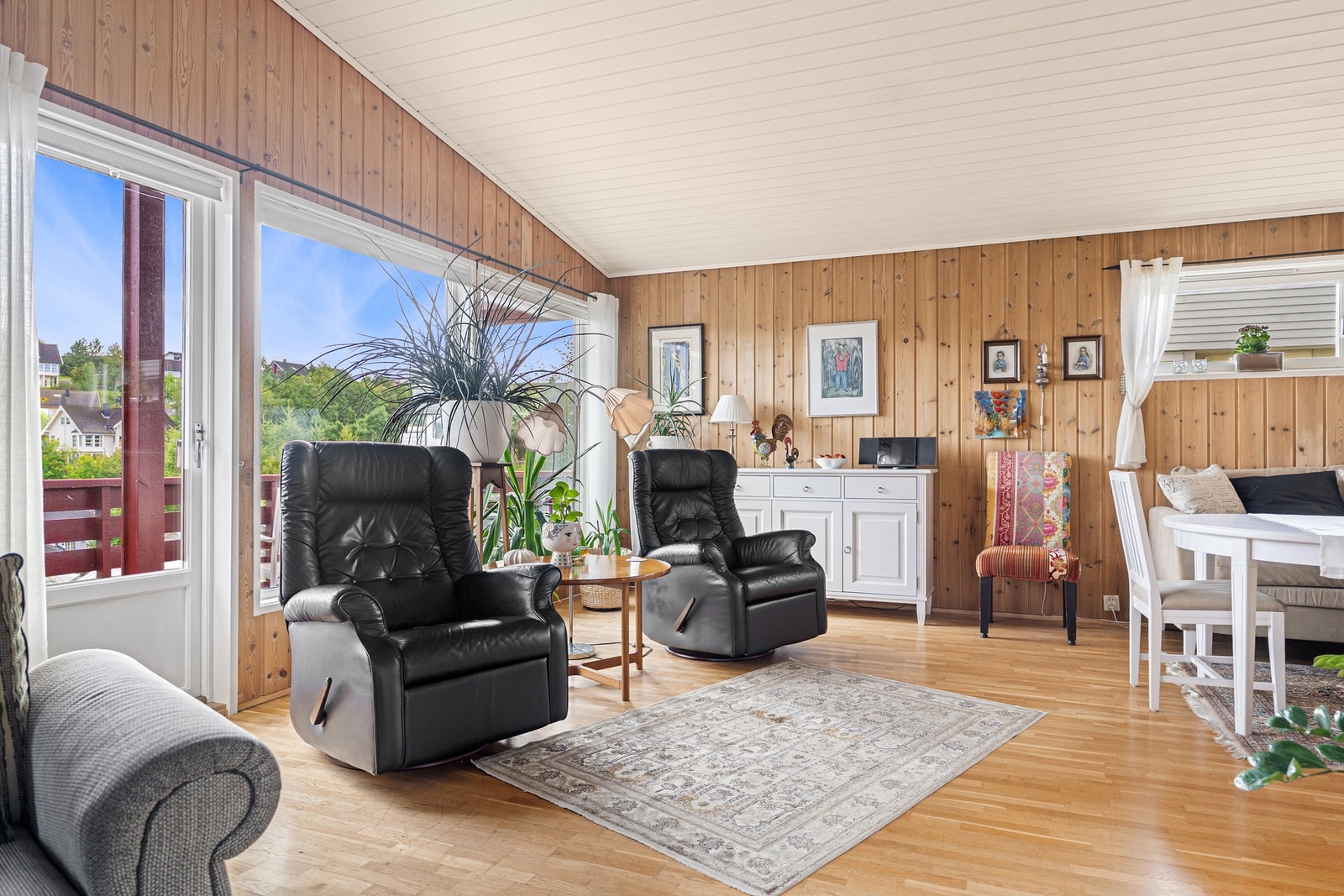 Stua har store vindusflater som gir rikelig med naturlig lysinnslipp. Galleribilde
