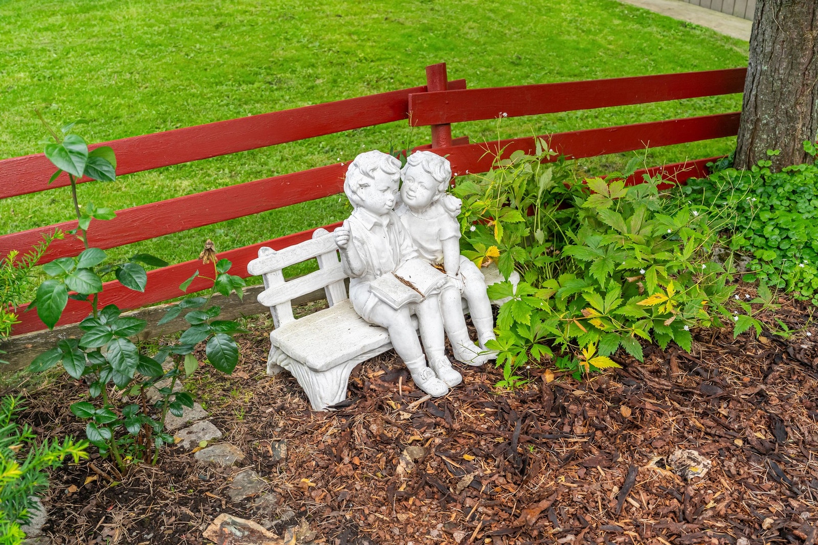Sjarmerende hagedetaljer og velstelt beplantning skaper et koselig uterom. Galleribilde