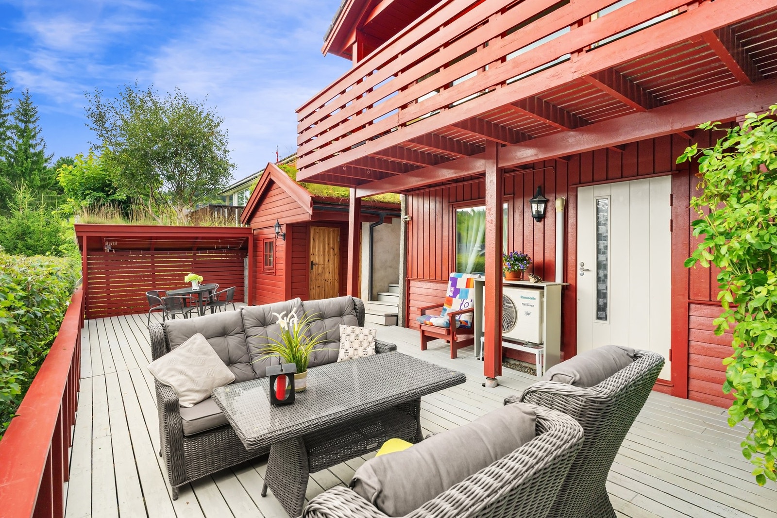 Romslig terrasse som strekker seg langs boligen - med flere naturlige soner for både spisegruppe og sofamøbler. Galleribilde
