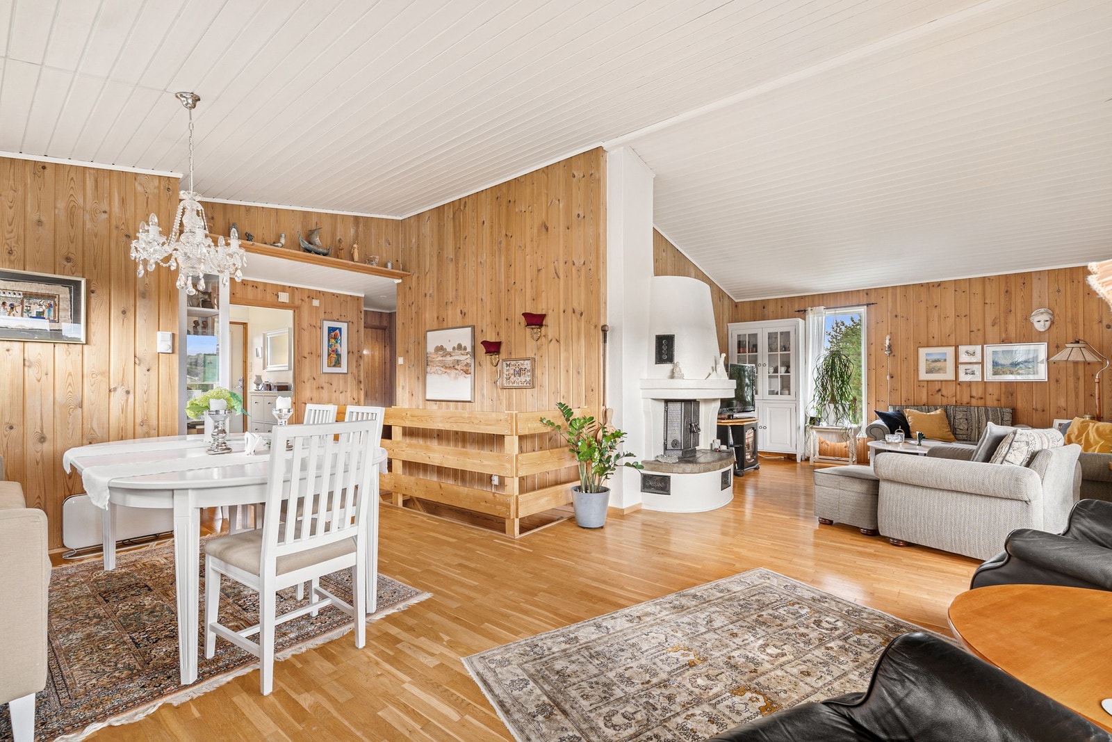 Stor stue med gode møbleringsmuligheter, og mulighet for å skape ulike sittesoner. Galleribilde