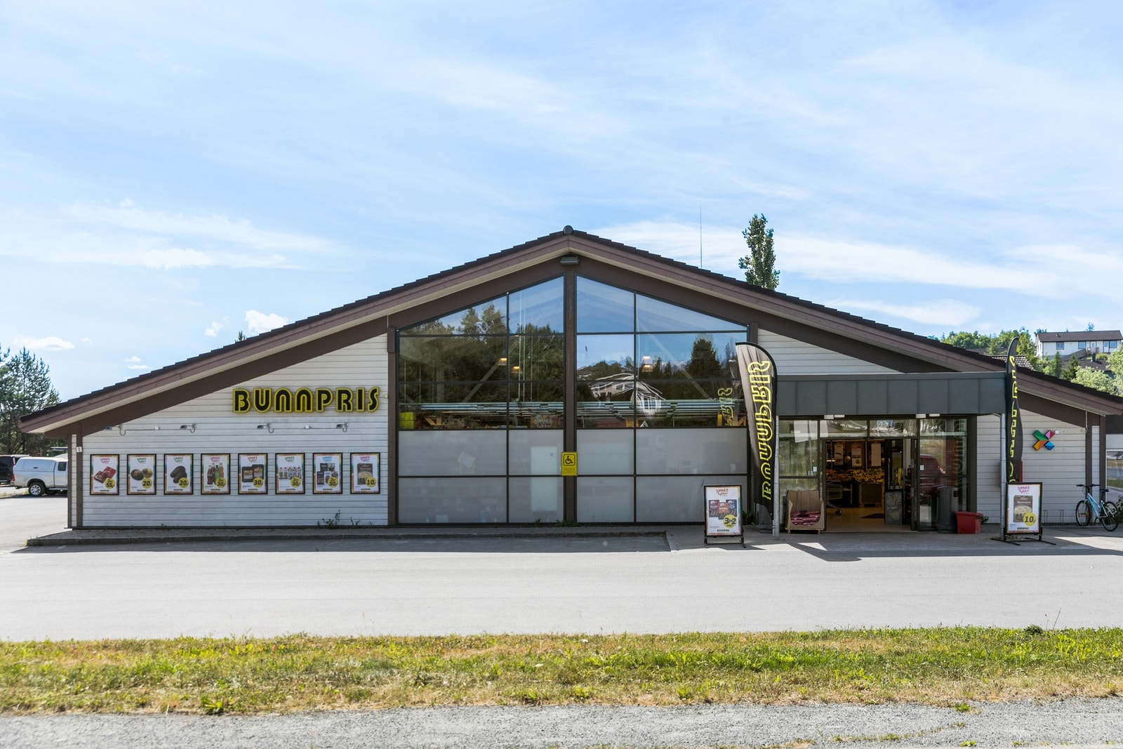 Dagligvarebutikk og bussholdeplass et steinkast unna boligen. Galleribilde