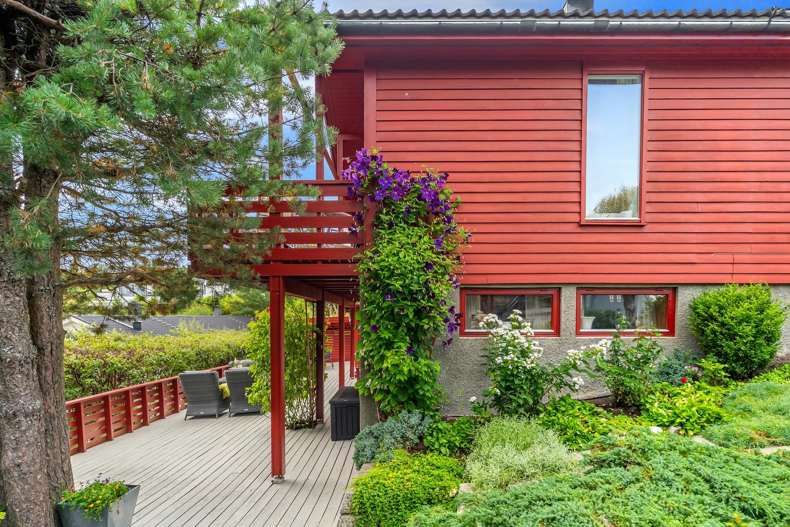 Fra sokkeletasjen har man direkte utgang til en hyggelig og skjermet terrasse med god plass til utemøbler. Galleribilde