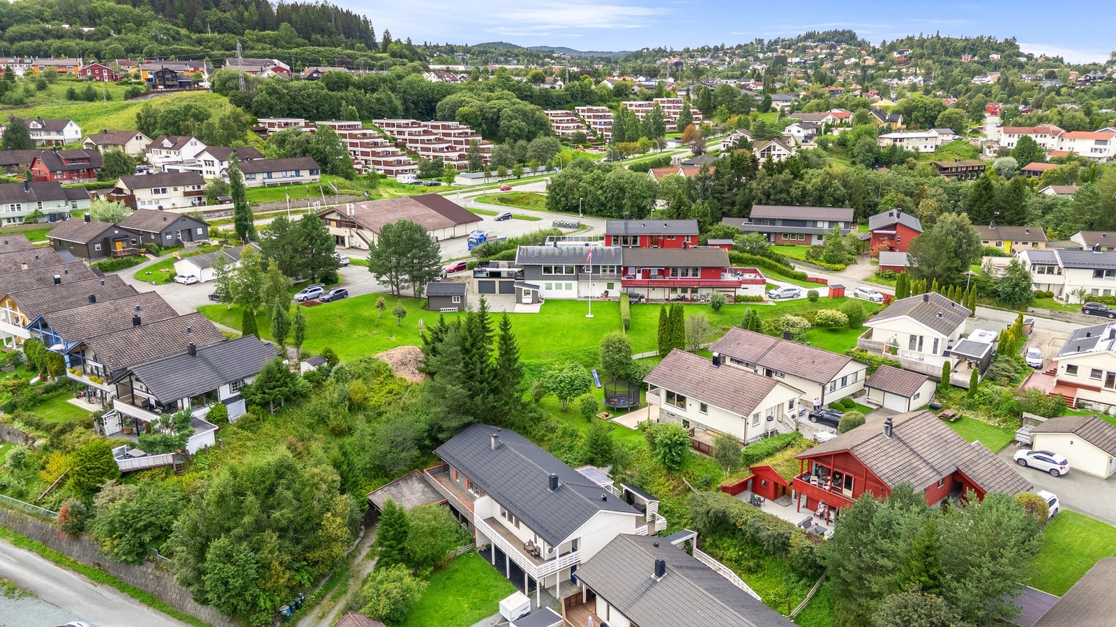 Området der boligen ligger er i enden av en blindvei, så her har du rolig uteområder uten gjennomgangstrafikk. Galleribilde