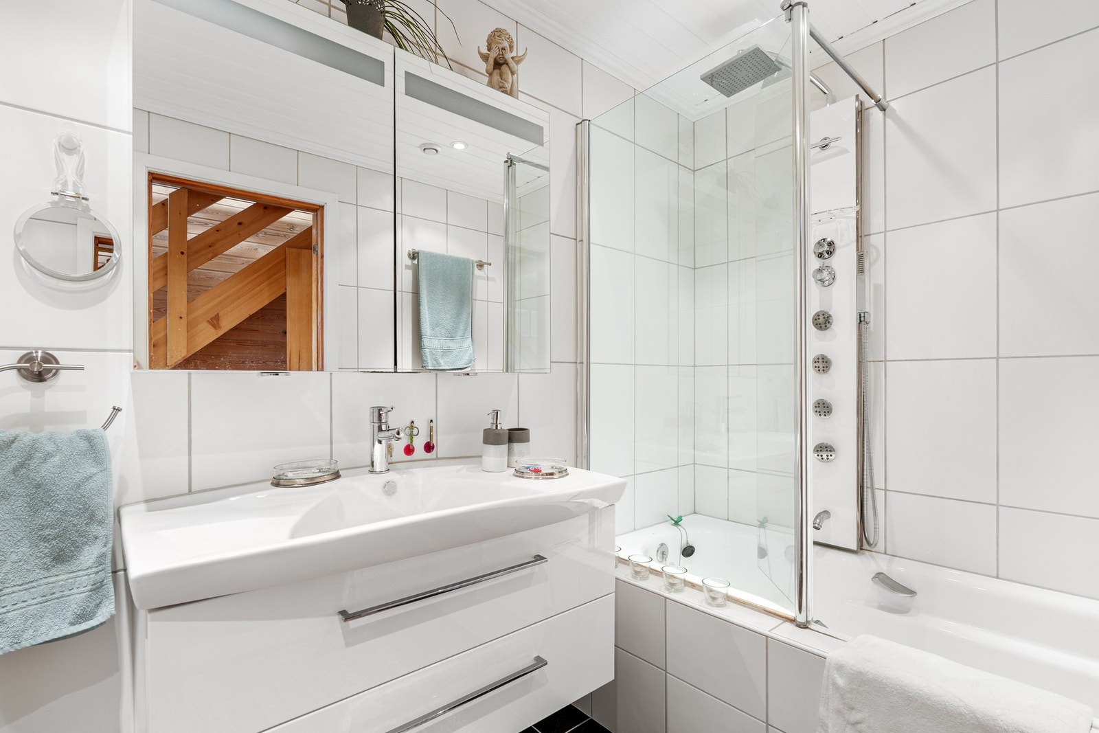 Lyst og pent bad med moderne innredning og tidløse fliser. Galleribilde
