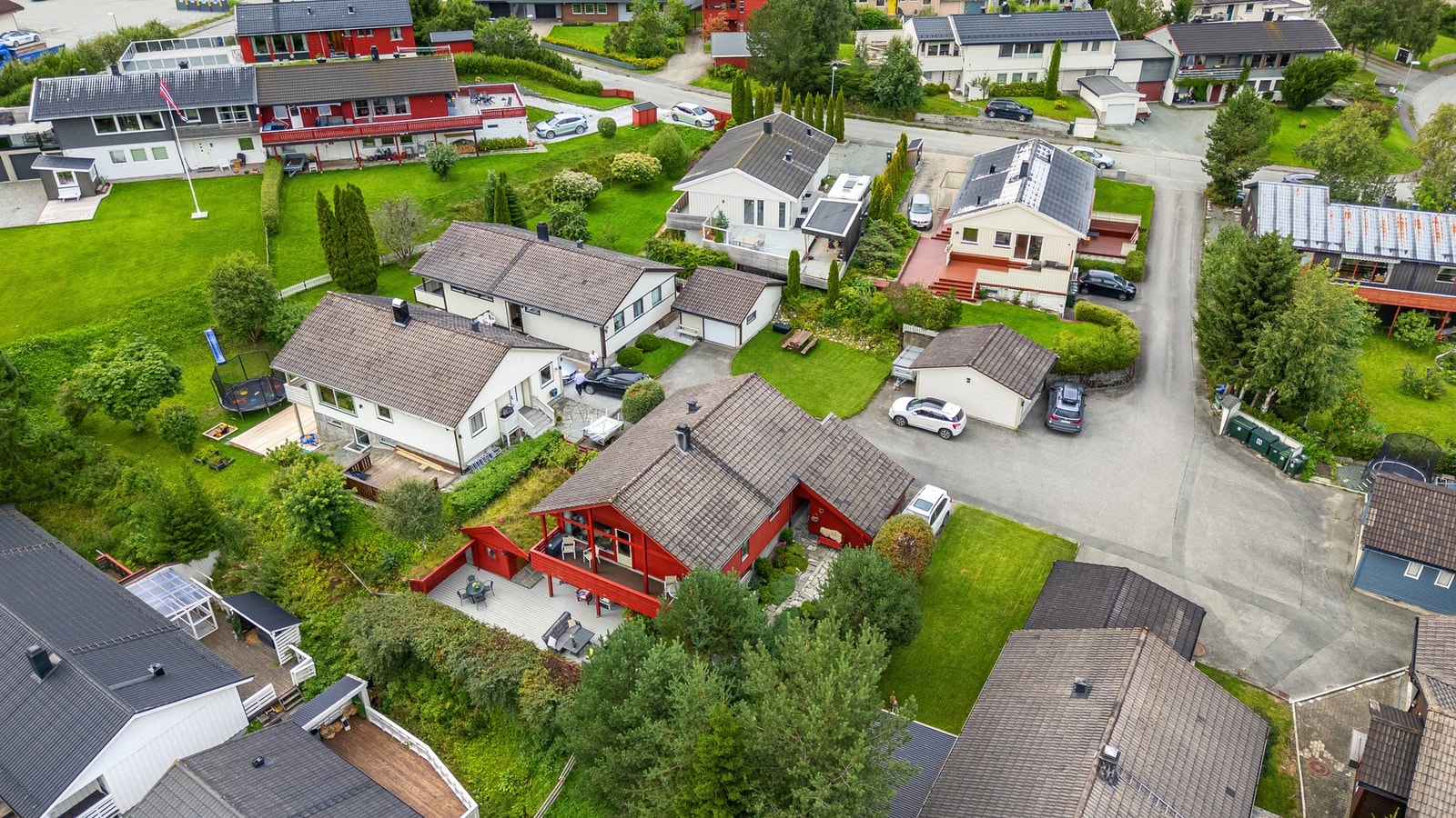 Eiendommen ligger fint til i et rolig, barnevennlig og hyggelig boligtun. Galleribilde