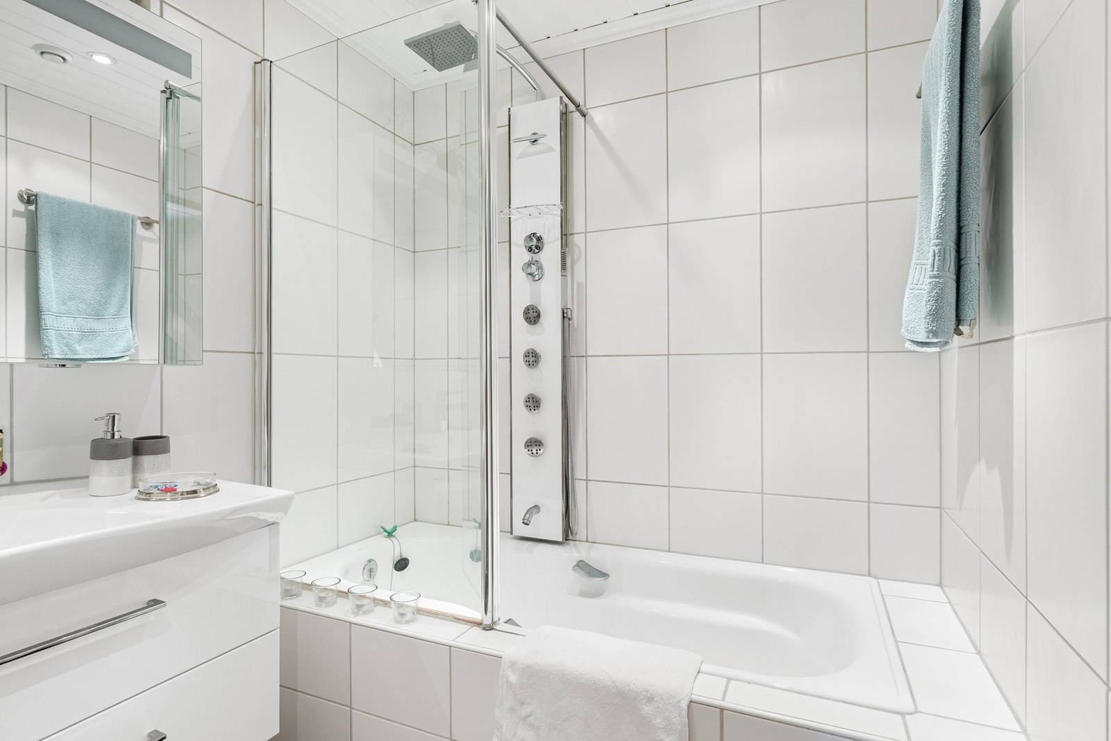 Badet er innredet med toalett, badekar og baderomsinnredning med god oppbevaringsplass. Galleribilde