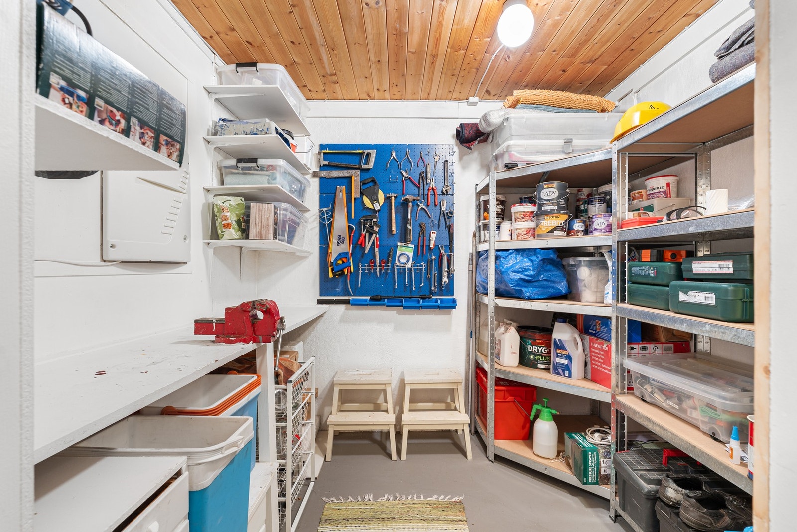 Boligen har rikelig med lagringsplass i både innvendige boder samt isolert utebod. Galleribilde