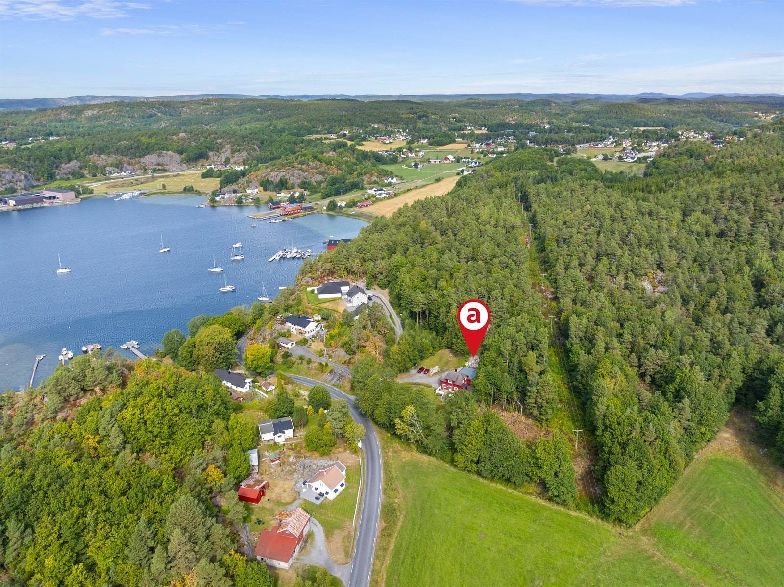 Landlig, usjenert og med stor tomt. Sjænært beliggende med umiddelbar nærhet til natur, fine turområde m.m. Galleribilde