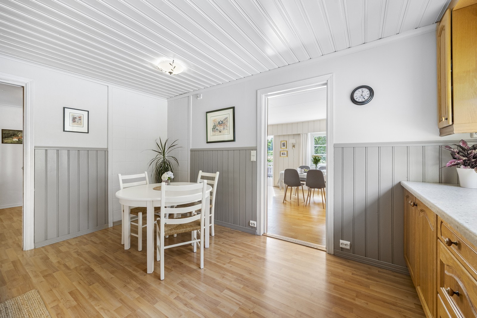 Plass til spisebord i tilknytning til kjøkkenet gir praktisk løsning for måltider. Galleribilde
