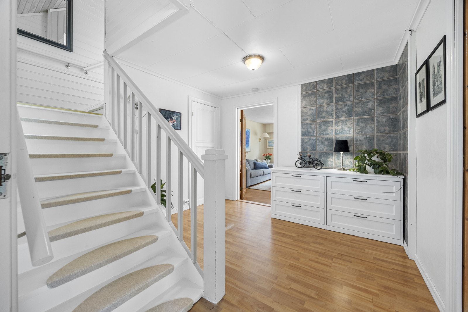 Trappen gir tilgang til boligens andre etasje fra hall. Galleribilde
