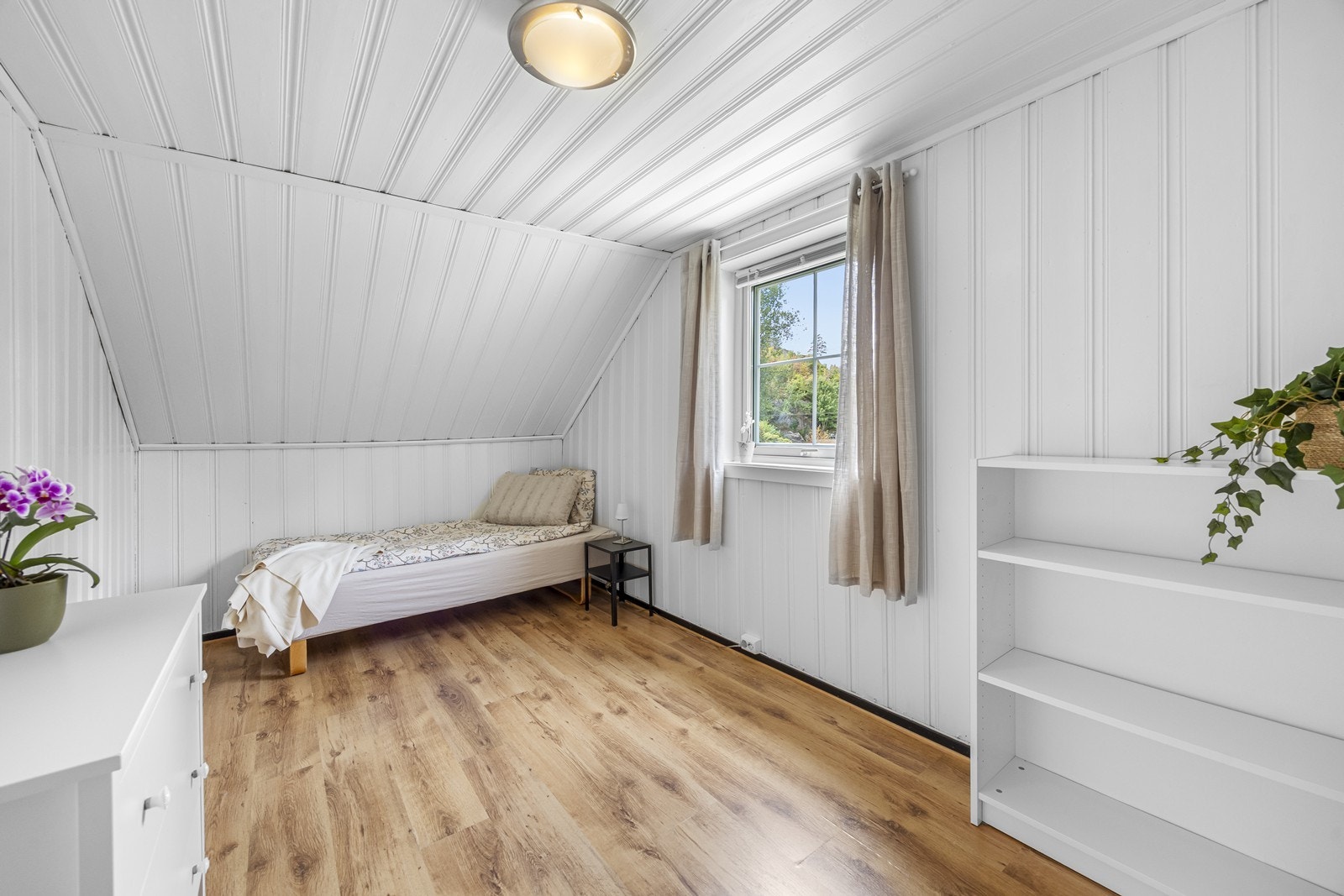 Soverom 2 har plass til seng og oppbevaringsmøbler. Galleribilde