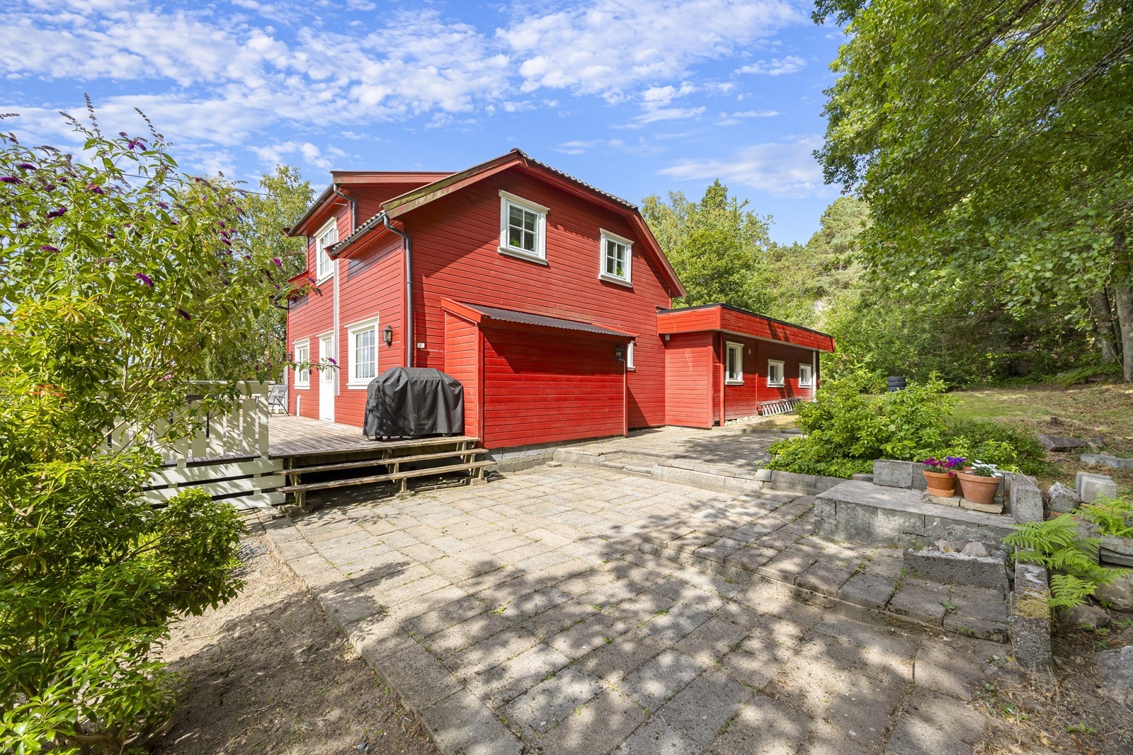 Eiendommen har en romslig uteplass med betongheller. Galleribilde