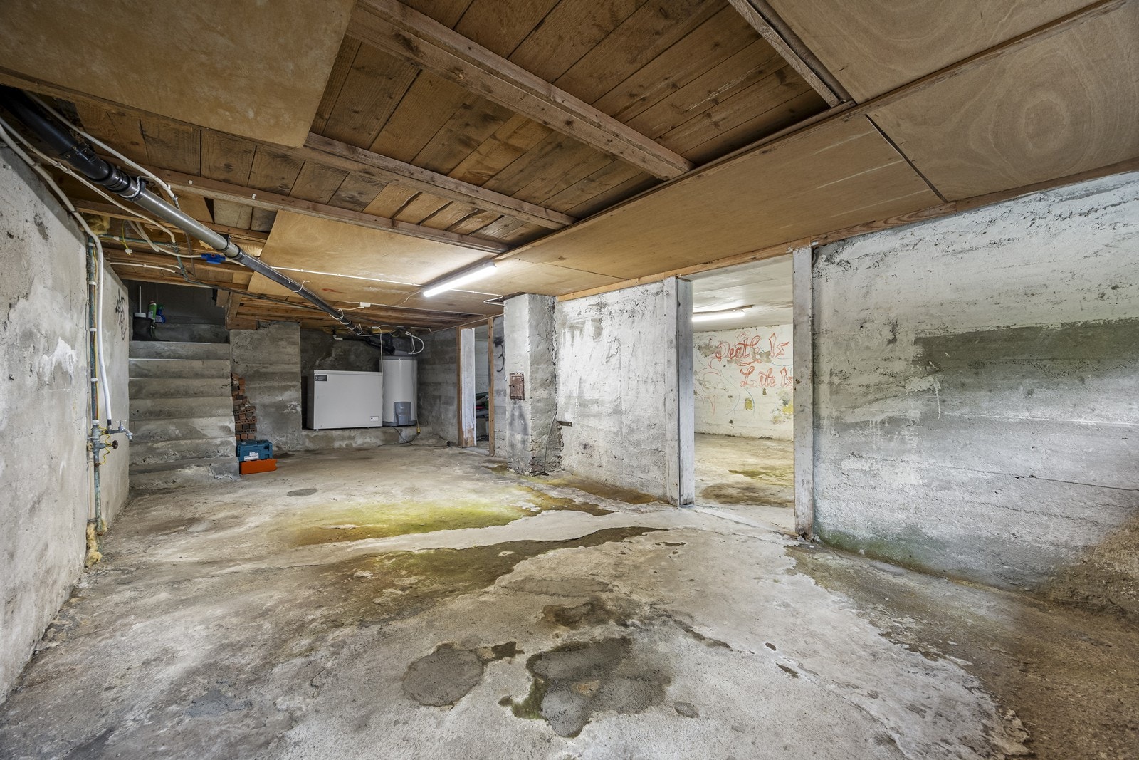 Grovkjeller med betonggulv og murt grunnmur gir rom for oppbevaring og tekniske installasjoner. Galleribilde