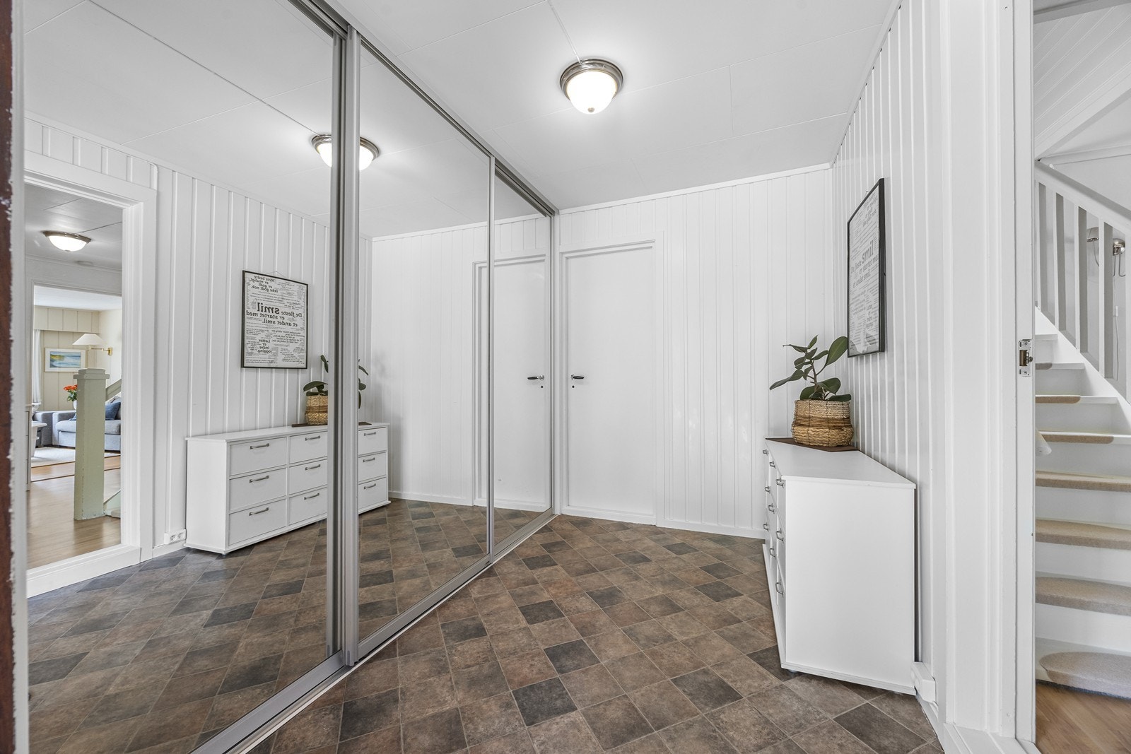 Skyvedørsgarderobe gir praktisk oppbevaring i entréen. Galleribilde