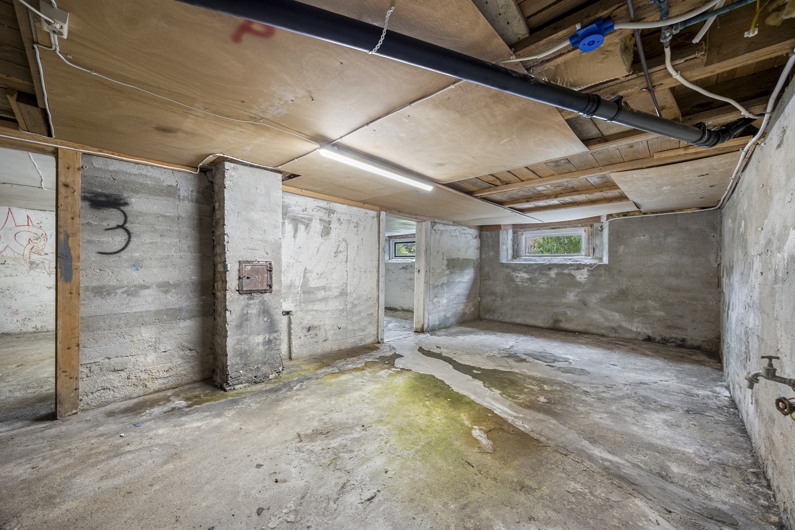 Betonggulv og murt grunnmur i kjeller gir robuste oppbevaringsmuligheter. Galleribilde
