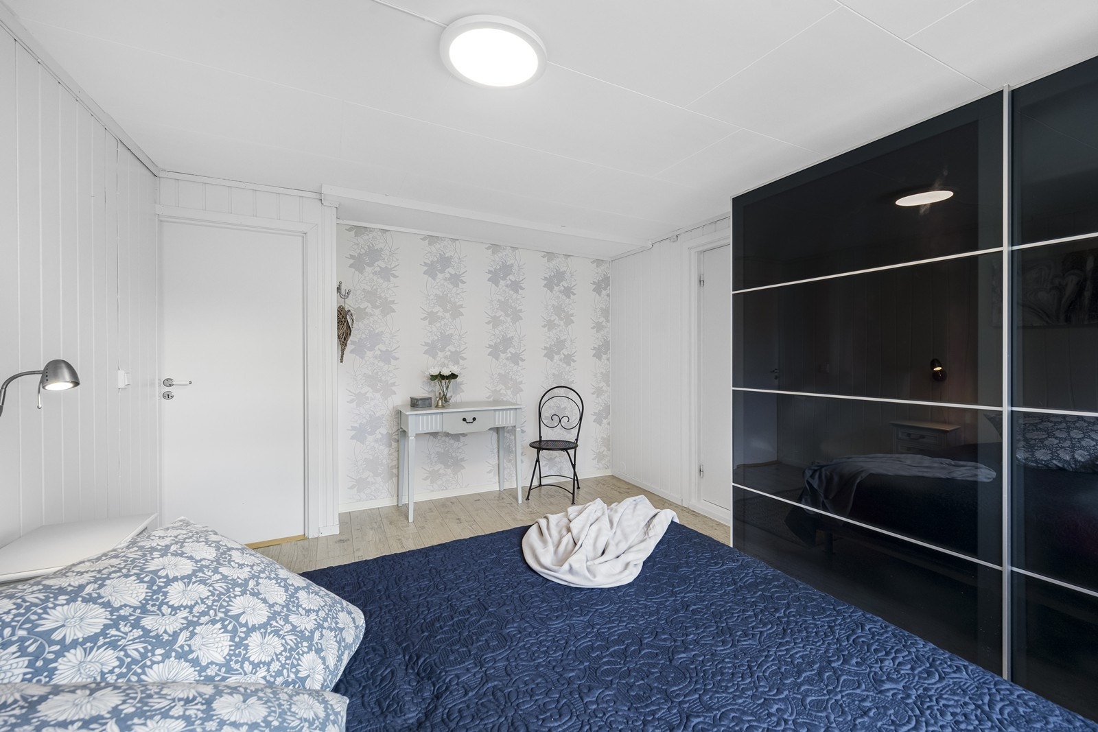 Skyvedørsgarderobe gir praktisk oppbevaringsløsning. Herfra er det også dør direkte inn til badet. Galleribilde