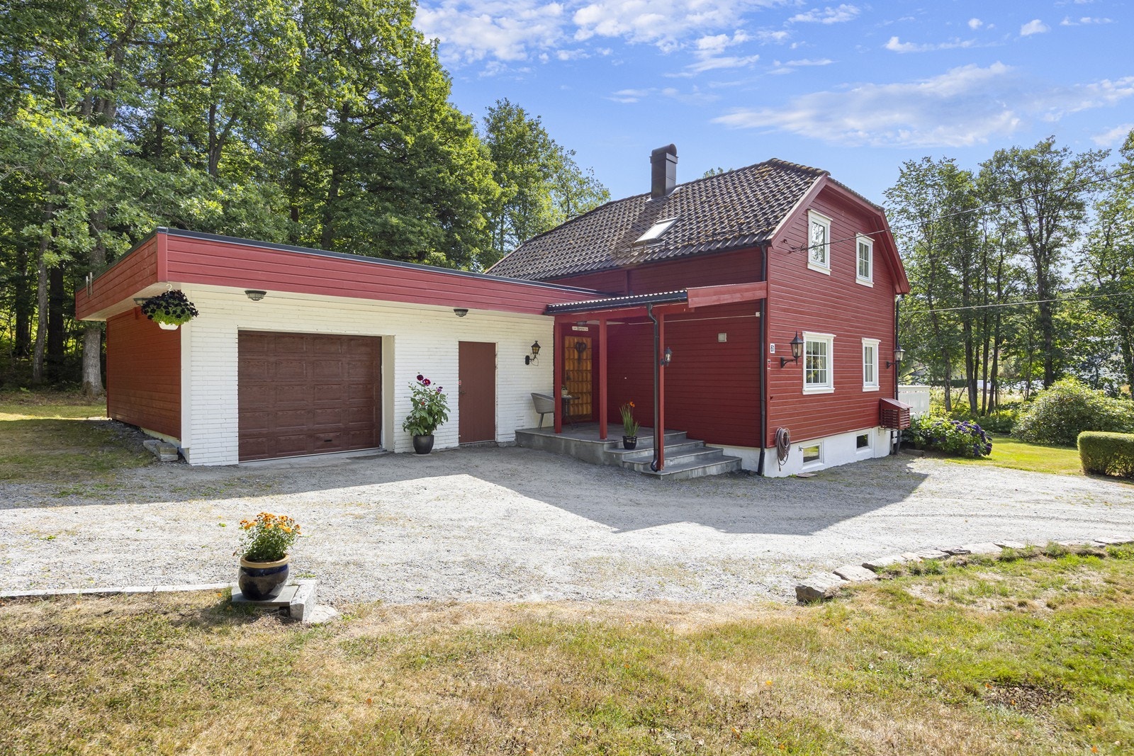 Garasjeporten ble oppgradert i 2010 med en stålport. Romslig garasje med god plass til oppbevaring. Det er god plass til å bygge en større garasje på tomten også, dersom det skulle være ønskelig. Galleribilde