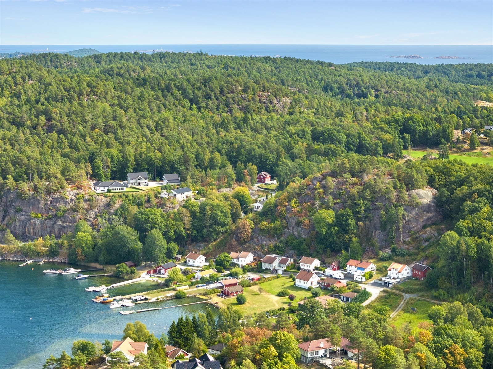 Nåværende eier har tidligere leid båtplass. Eier har opplyst av kjøper av eiendommen kan kontakte hen for å vite mer om eventuelle muligheter for leie av båtplass. Galleribilde