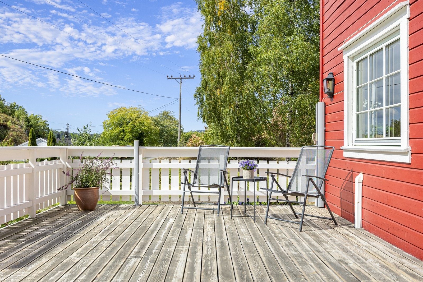 Romslig og solrik terrasse med utgang fra stuen. Galleribilde