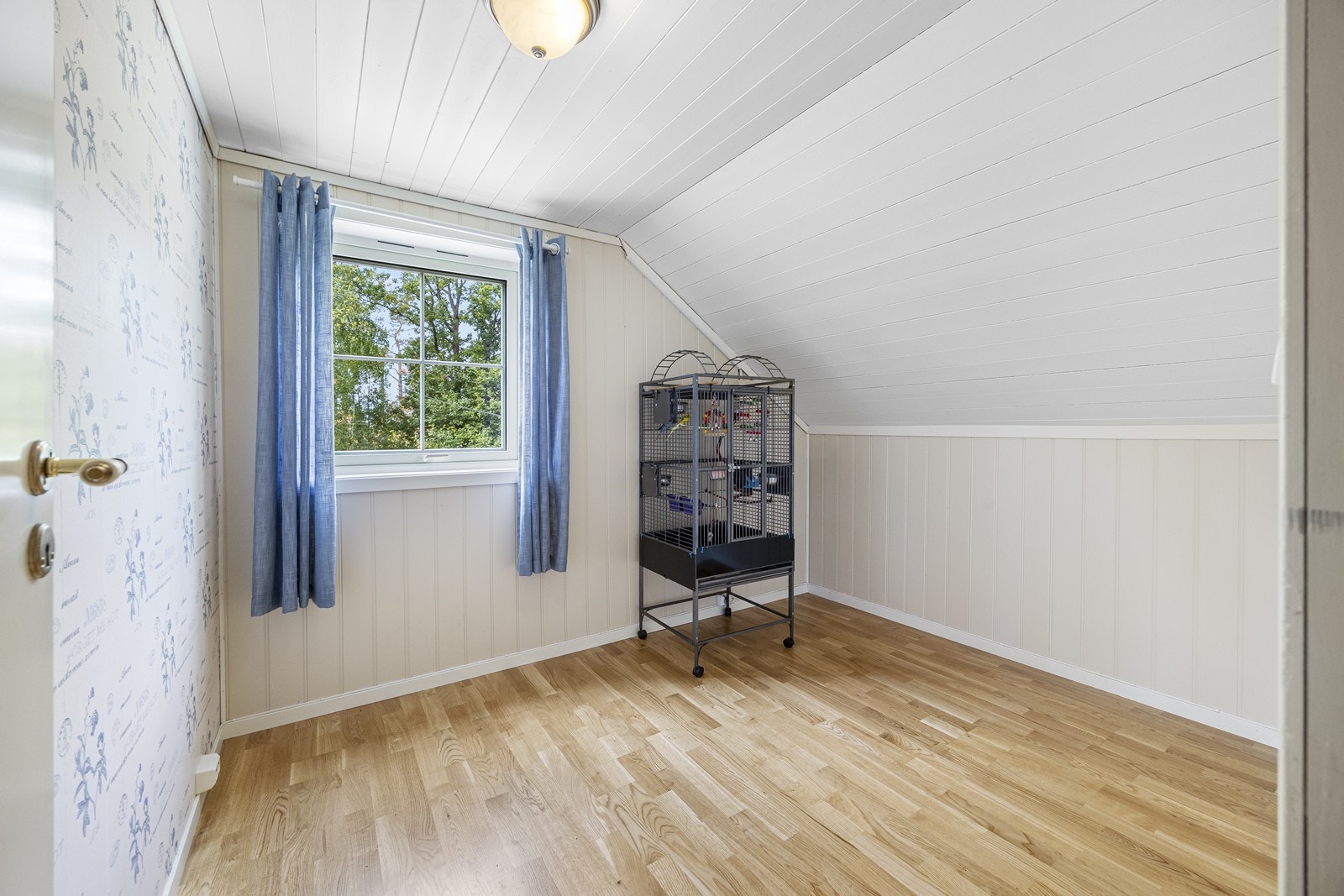 Soverom 3 med plass til seng og oppbevaringsmøbler Galleribilde