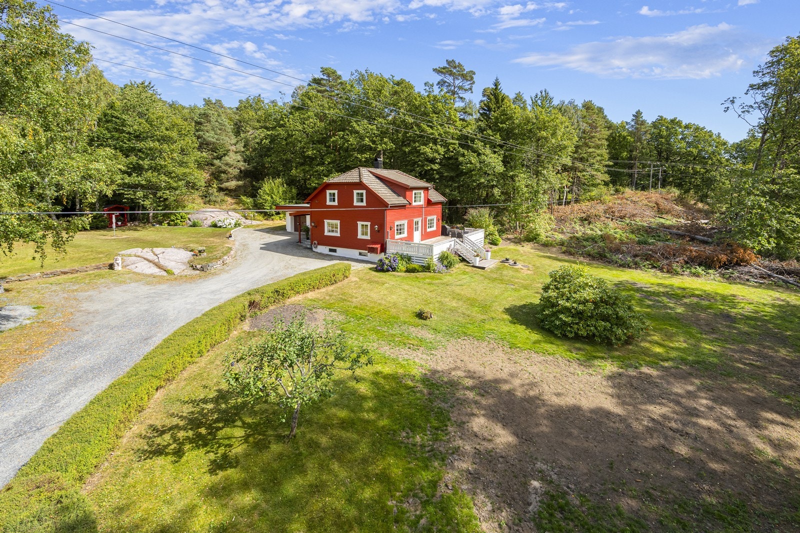 Eiendommen har en romslig tomt på over 3 mål, med landlig beliggenhet, samtidig kort vei til Grimstad sentrum. Solrikt og usjenert beliggende. Galleribilde