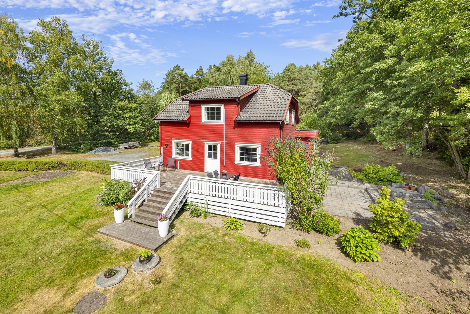 Terrassen ble oppgradert i 2020 og består av terrassebord med gjerde rundt, samt trapp ned til hagen. Galleribilde
