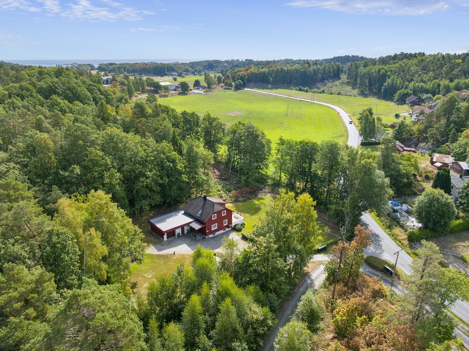 Kort vei til golfbane, turområder, bademuligheter, Hesnes Gartneri, Marivold m.m. Galleribilde