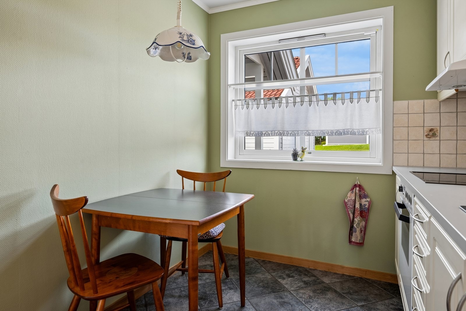 Hyggelig spiseplass på kjøkkenet. Kjøkkenventilator med avtrekk rett ut. Galleribilde