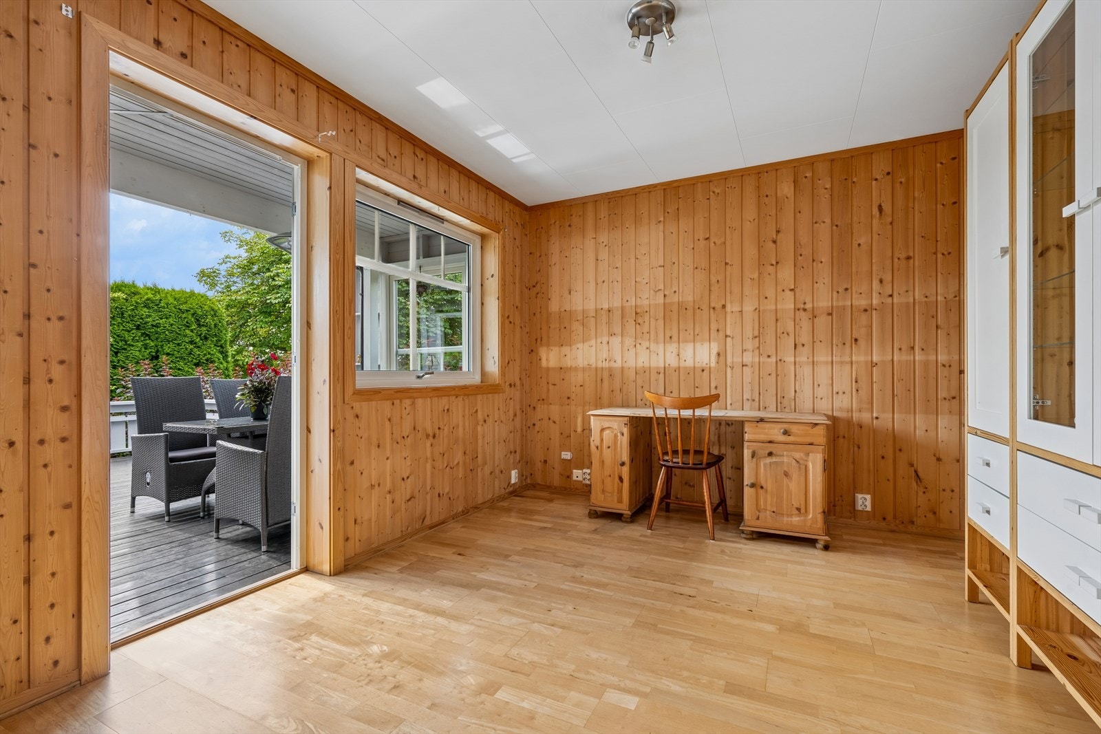 Fleksibelt rom i første etasje, brukt som kontor, med utgang til terrassen. Galleribilde