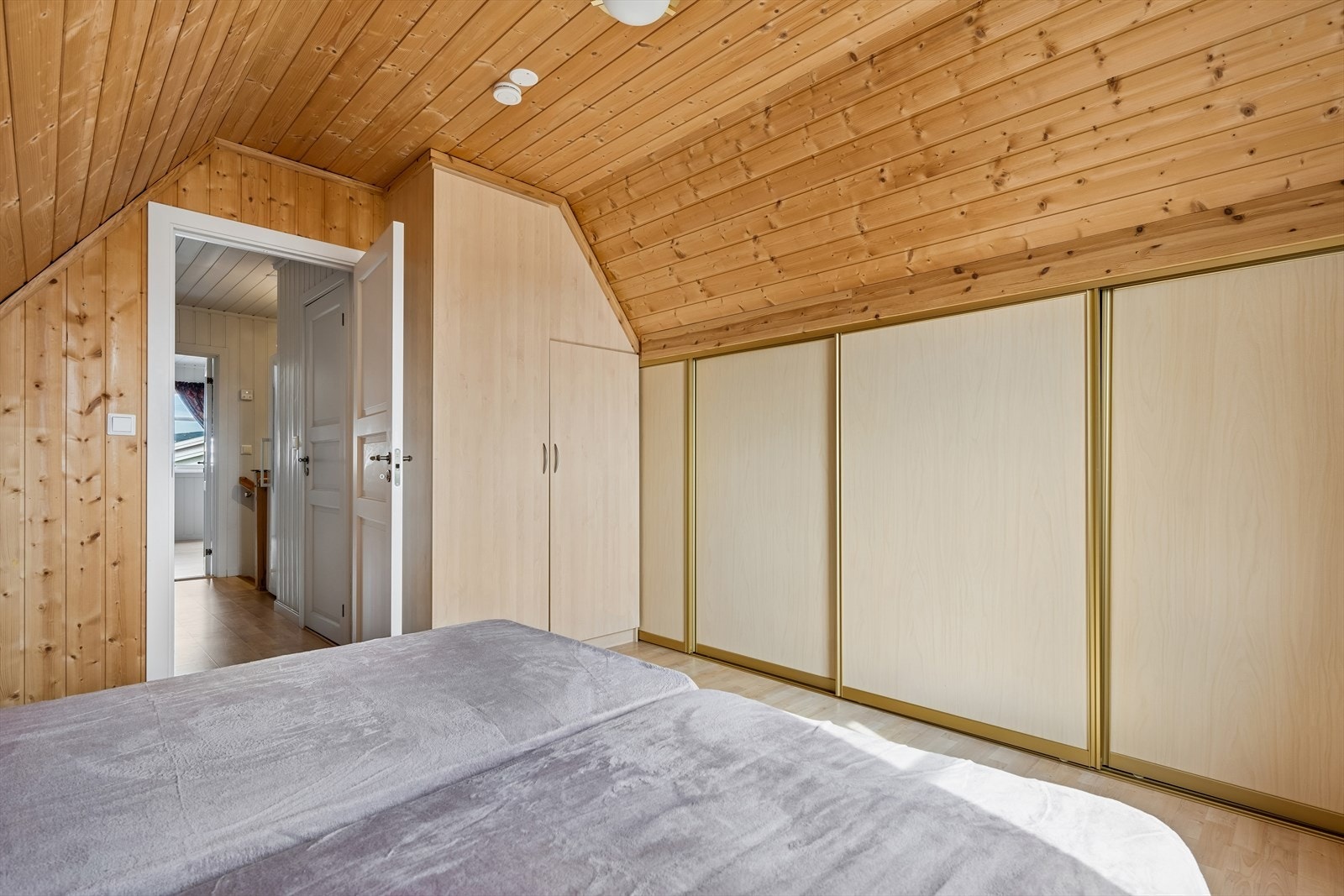 Dette soverommet har en romslig skyvedørsgarderobe. Galleribilde