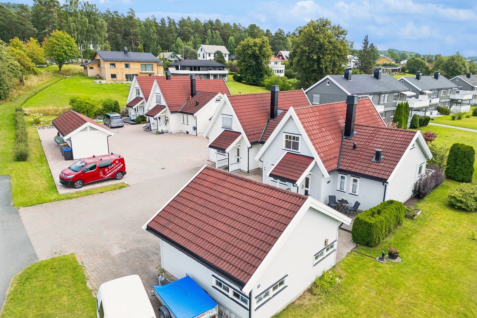 Boligen ligger tilbaketrukket og rolig til, med kort vei til Sentrum, skoler og barnehager. Galleribilde