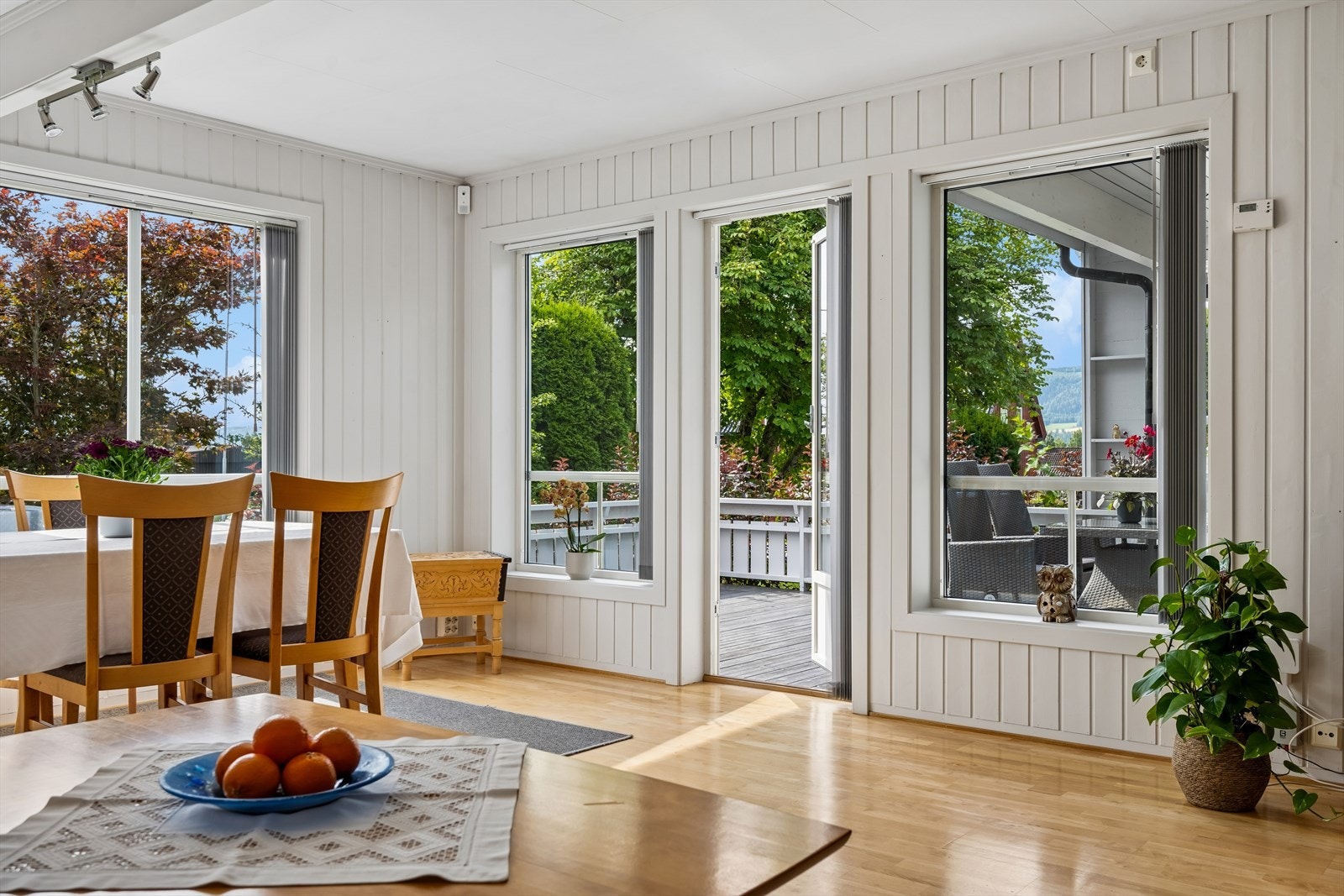 Fra stuen er det utgang til en romslig terrasse og hagen. Galleribilde