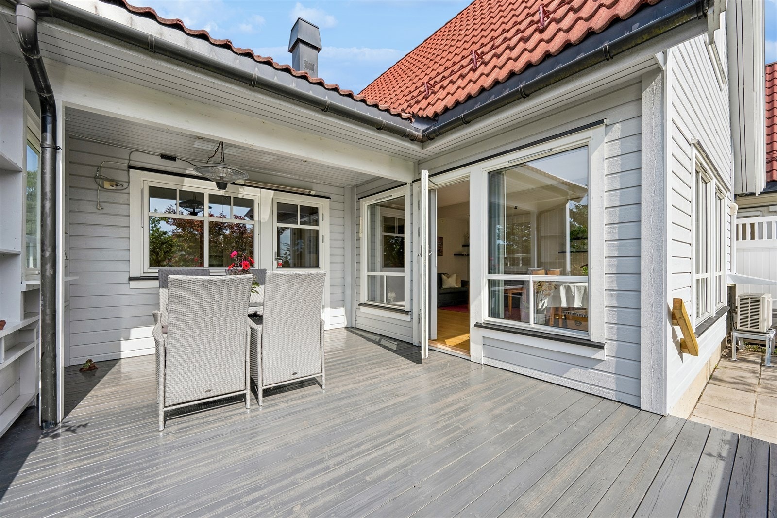 Stor, delvis overbygget og sørvendt terrasse med utgang fra stuen. Galleribilde
