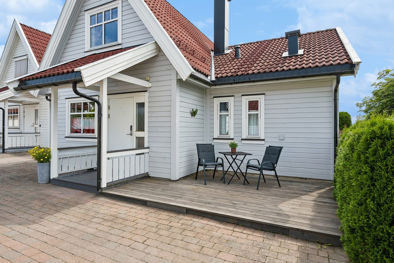 Eiendommen har en lettstelt hage og steinbelagt gårdsplass. Galleribilde