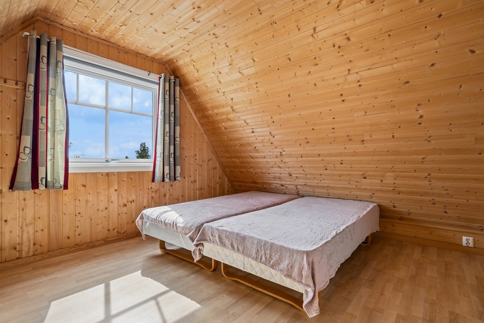Loftsetasjen har to soverom, begge med plass til seng og oppbevaring. Galleribilde