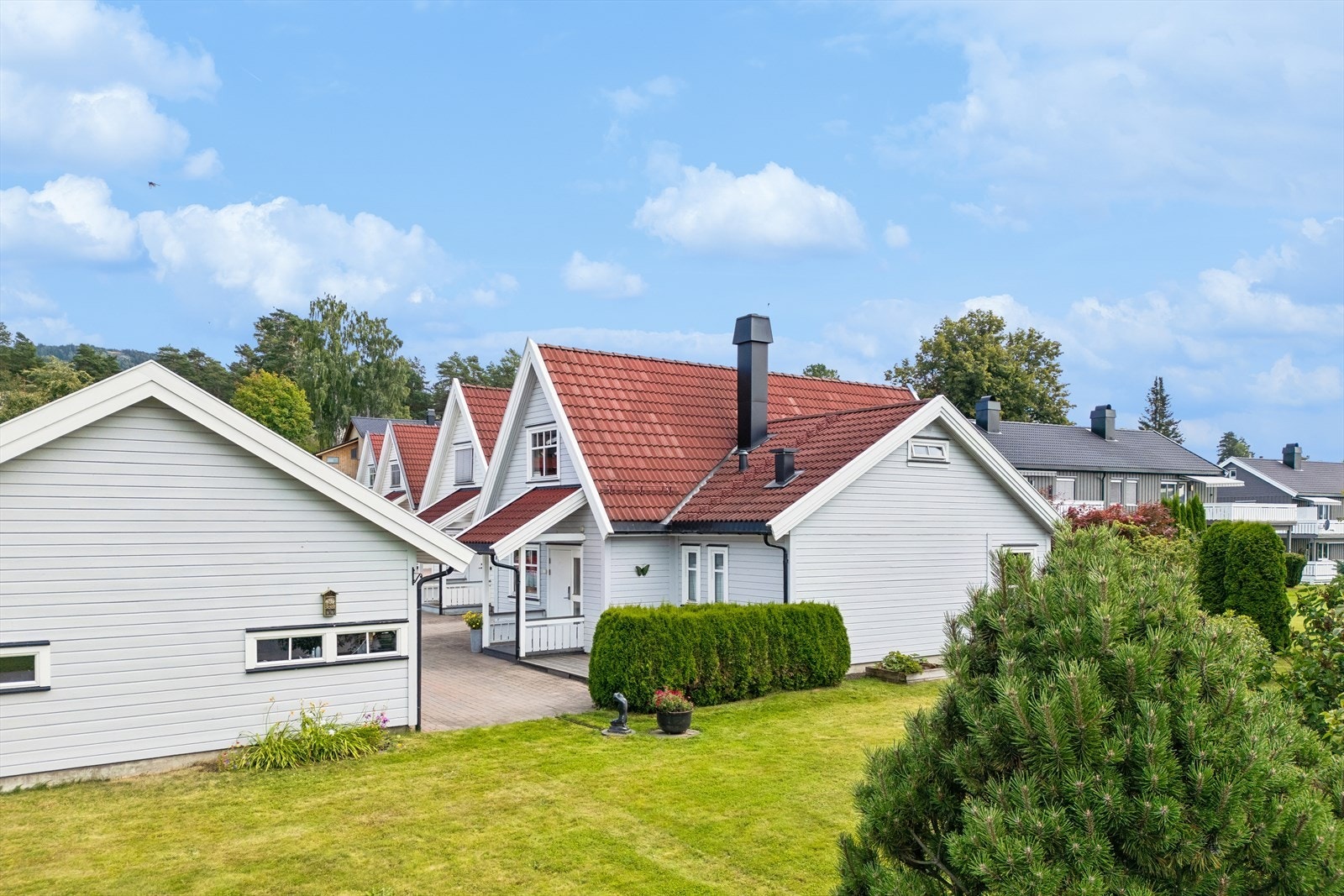 Fra eiendommen er det gangavstand til Brumunddal stasjon og sentrumstjenester. Galleribilde