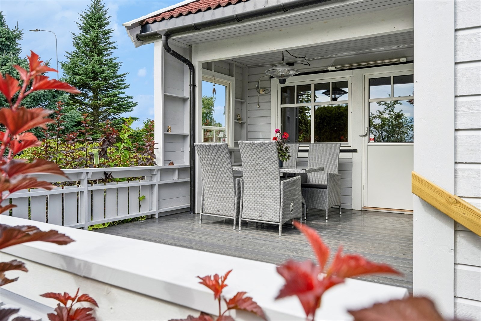 Usjenert terrasse med god plass til sittegruppe. Galleribilde