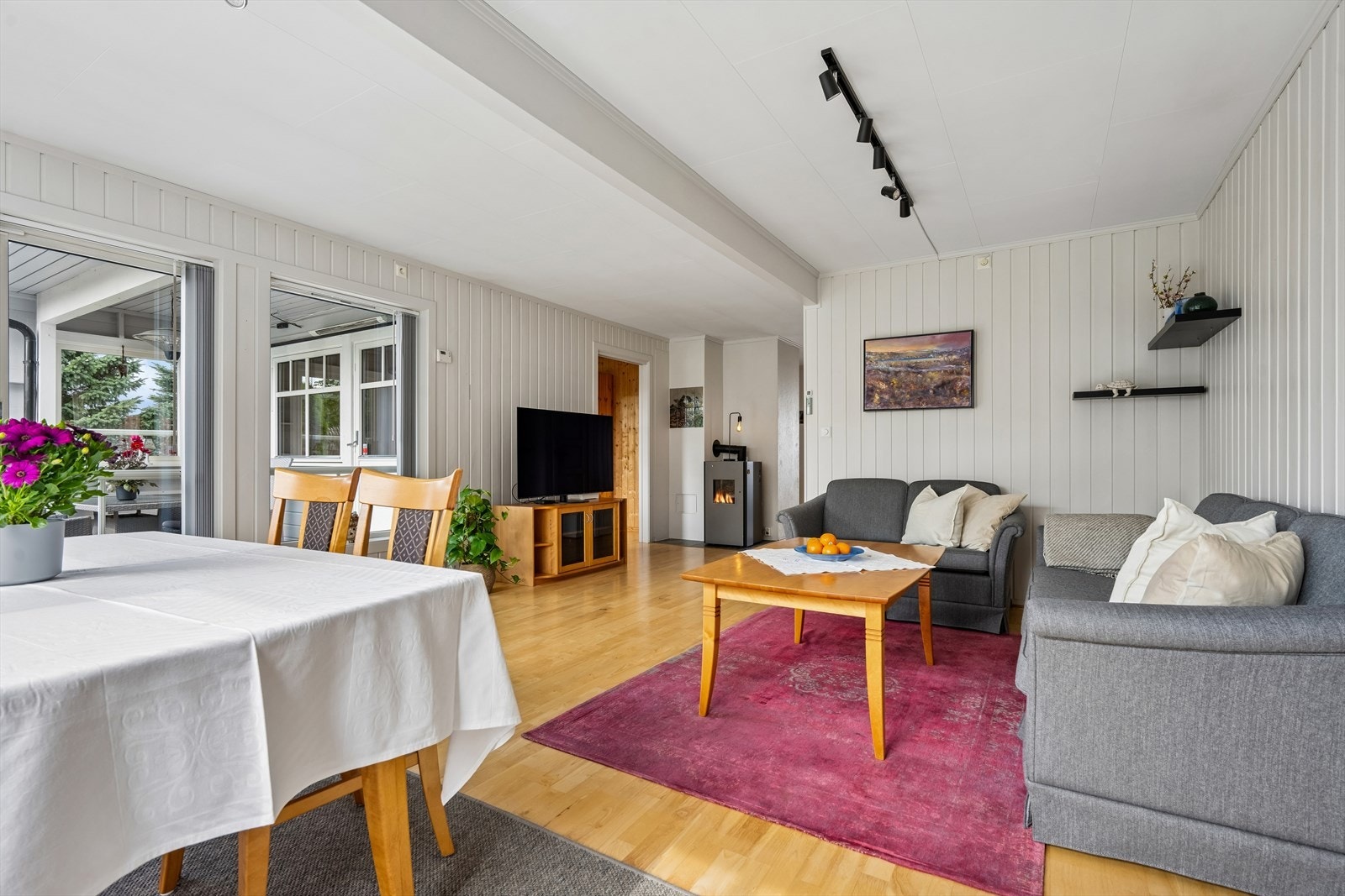 Stuen har plass til både spisebord og sofagruppe. Galleribilde