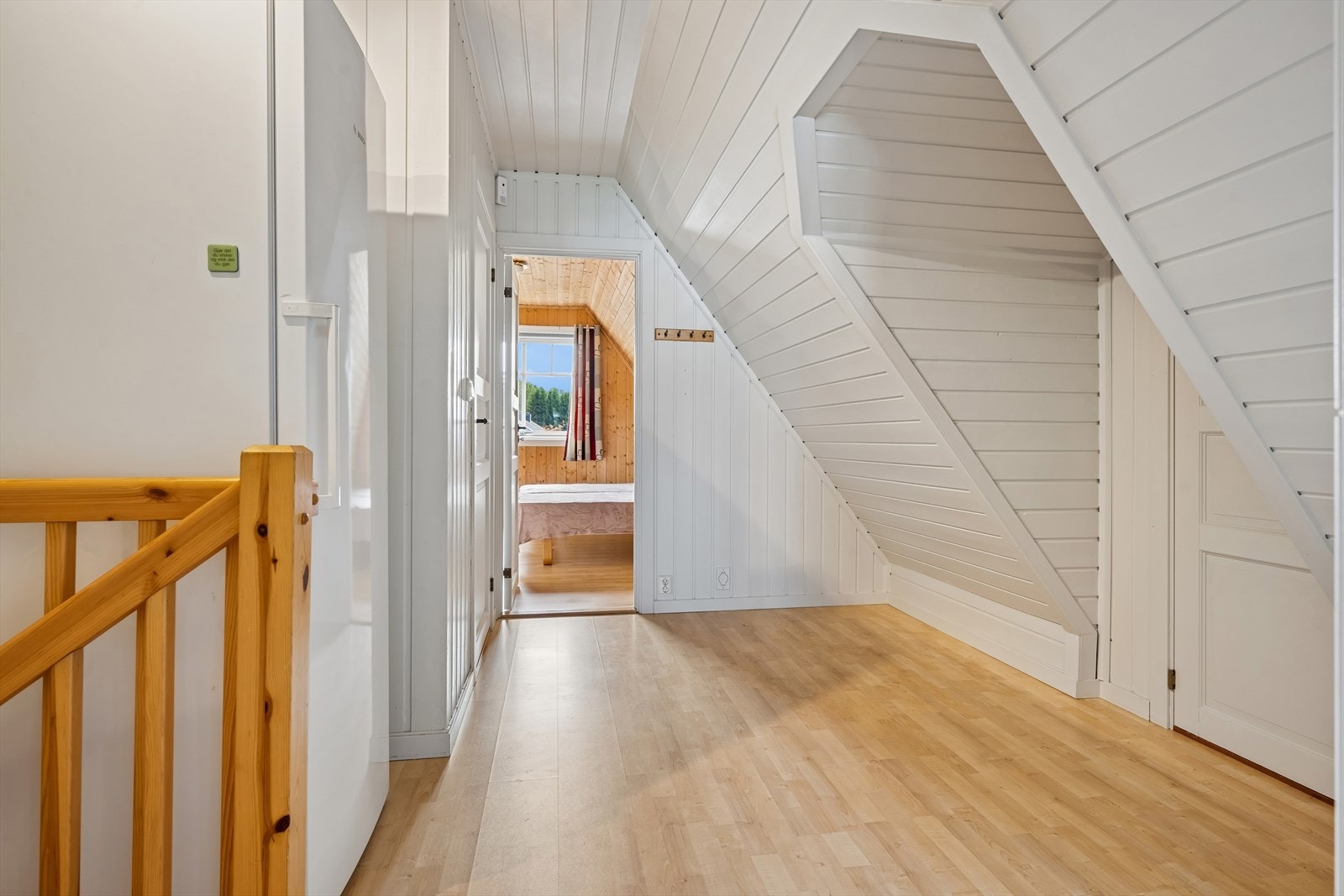 Lys hall i loftsetasjen som binder rommene sammen. Galleribilde