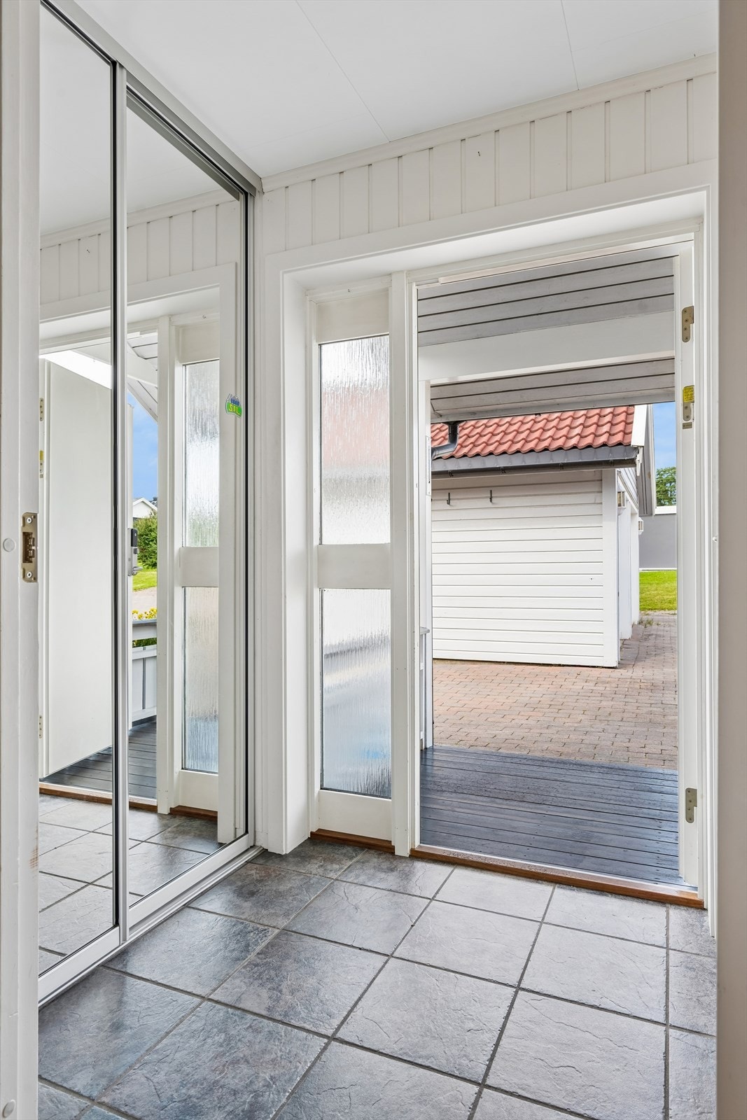 Velkommen inn! Vindfang med flislagt gulv, varmekabler og praktisk skyvedørsgarderobe. Galleribilde