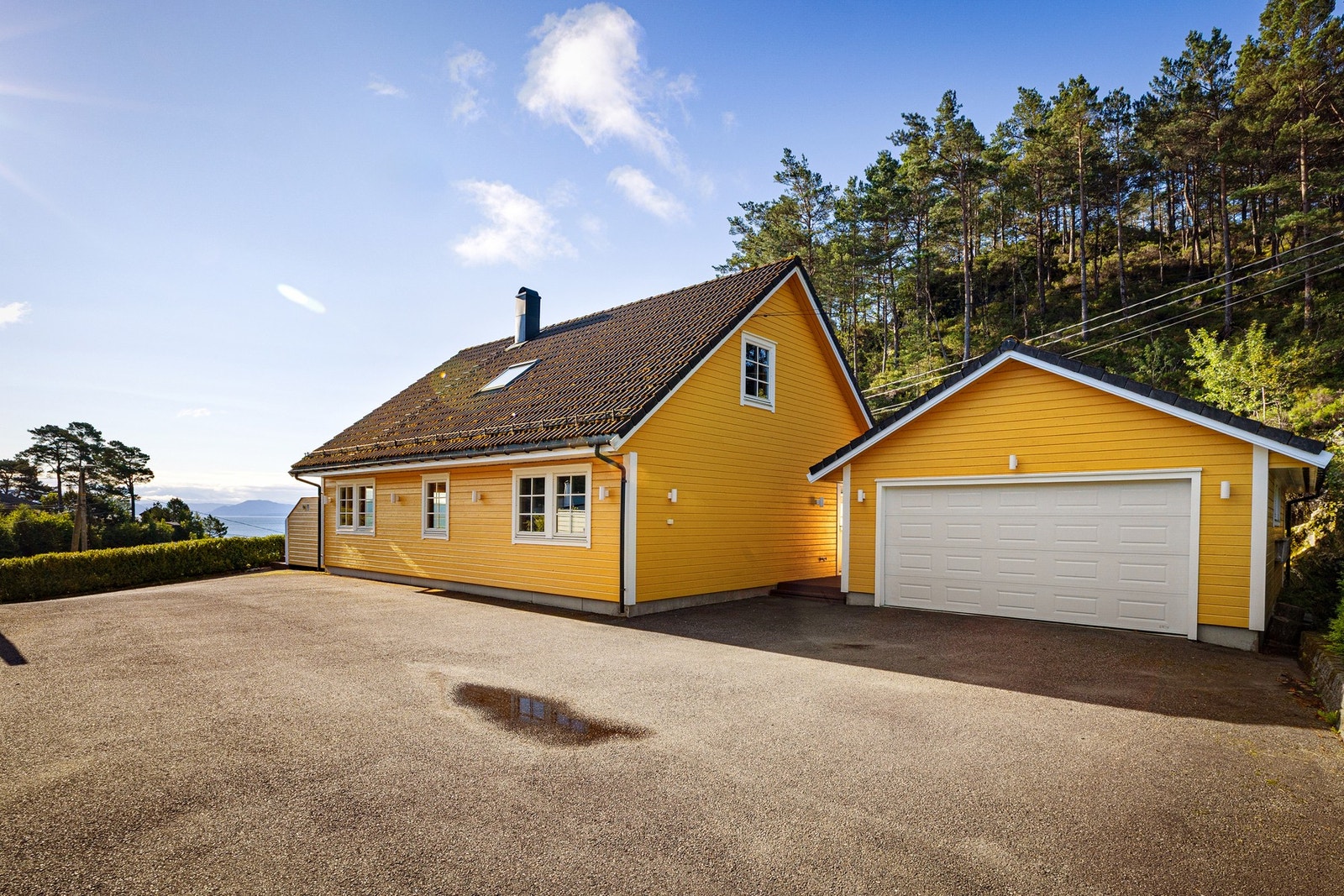 Boligen har et stort asfaltert uteområde på framsiden av boligen med mye plass. Galleribilde